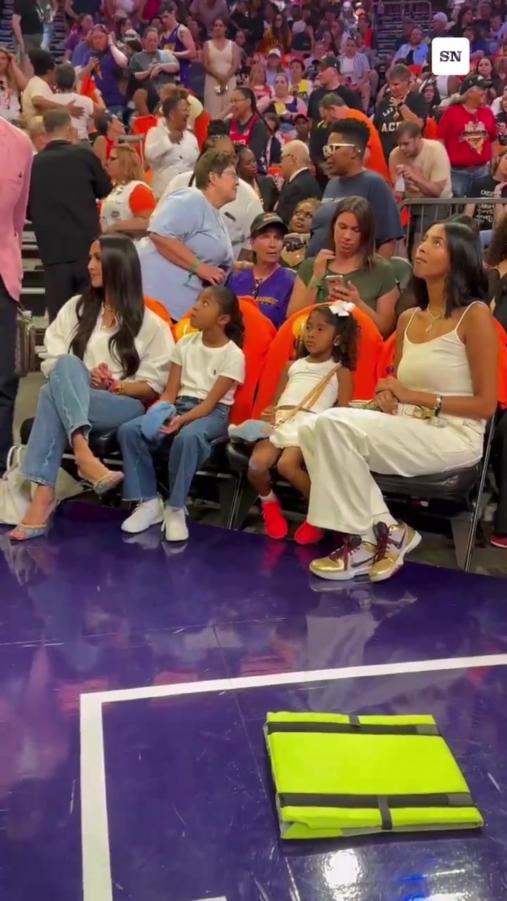 🧡科比一家人！瓦妮莎带着三个孩子观看WNBA全明星赛